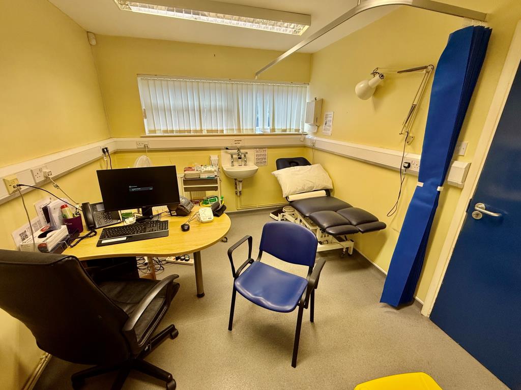 Lot: 58 - DOCTORS SURGERY WITH VACANT UPPER PARTS OFFERING POTENTIAL - Room two